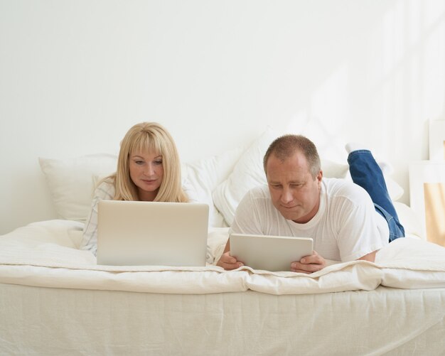 ouder echtpaar met digitale verslaving thuis
