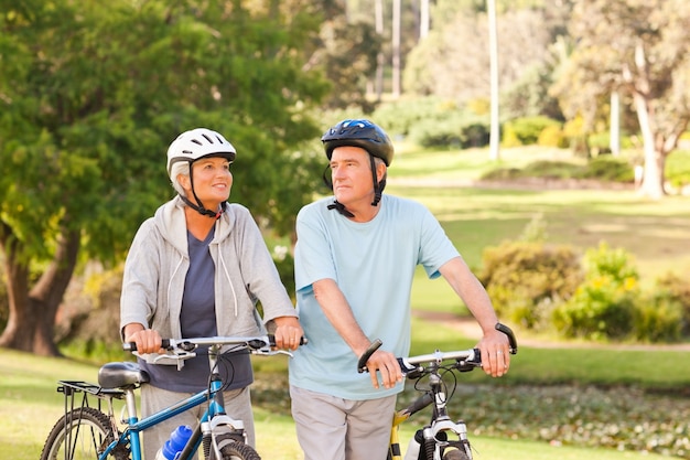 Ouder echtpaar met hun fietsen