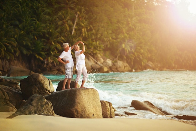 ouder echtpaar rust op tropisch strand