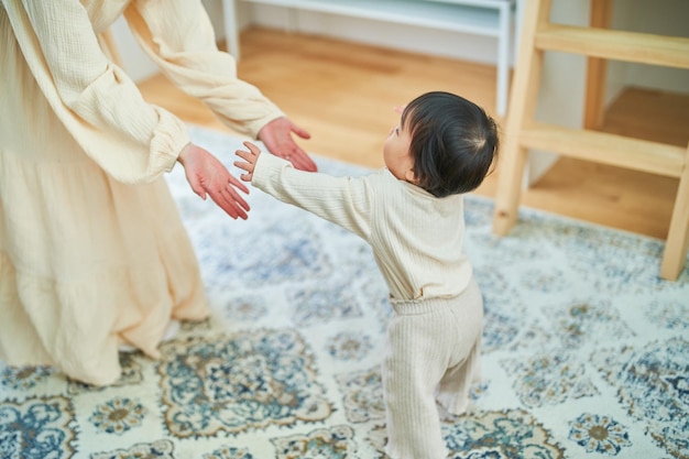 Ouder en kind spelen in de kamer