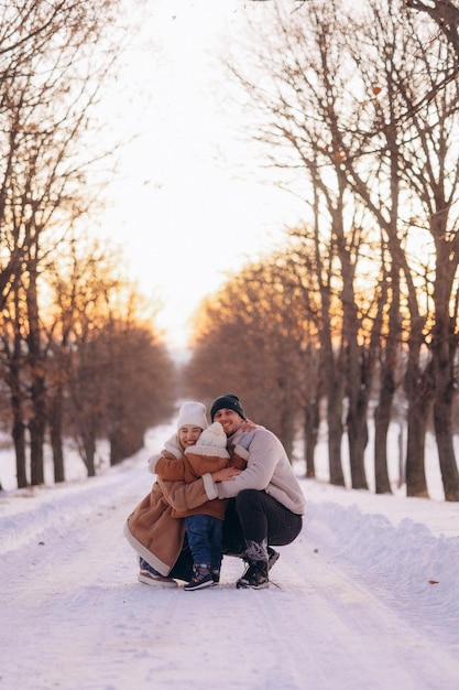 ouder en kind wandelen in het winterpark