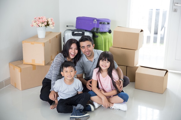 Ouder en kinderen met kartonnen doos. verhuizen naar een nieuw huis