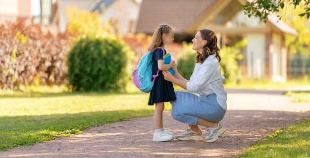 Ouder en leerling gaan naar school