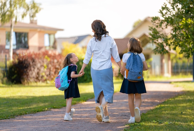 Ouder en leerlingen gaan naar school