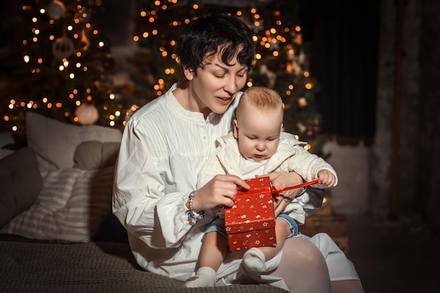 ouder met kind in de buurt van de kerstboom