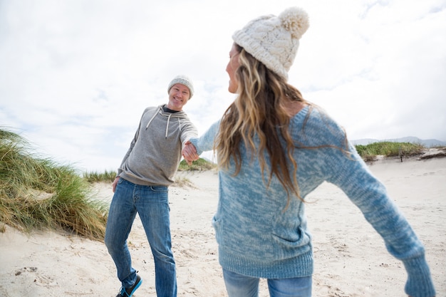 Ouder paar genieten op strand