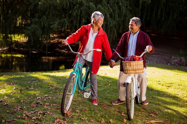 Ouder paar met fiets in het park