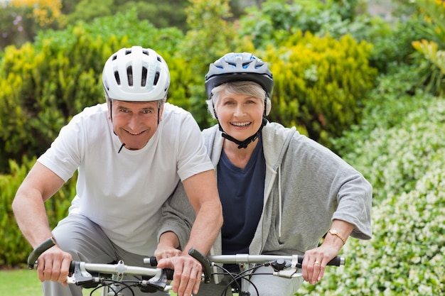 Ouder paar mountainbiken buiten