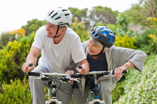 Ouder paar mountainbiken buiten