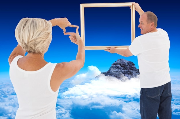 Foto ouder paar opknoping fotolijstje tegen bergtop door de wolken