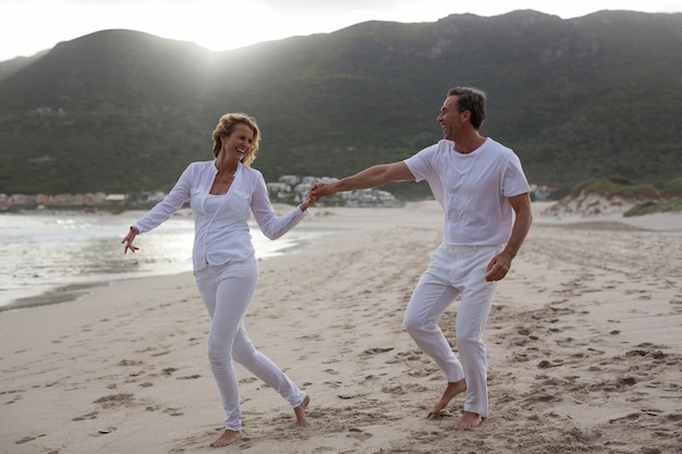 Ouder paar plezier samen op strand