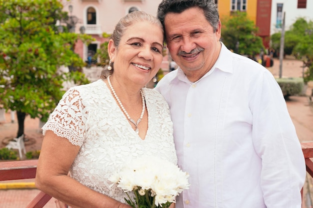 Ouder paar staande omhelzen het uitwisselen van geloften voor huwelijksceremonie