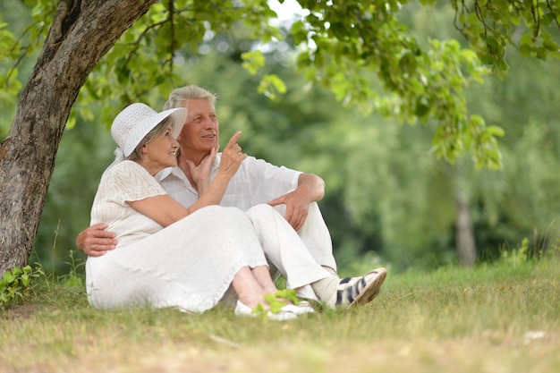 Ouder stel samen voor een zomerse wandeling