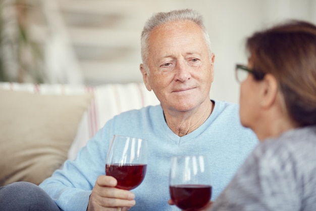 Oudere man geniet van romantische tijd met vrouw