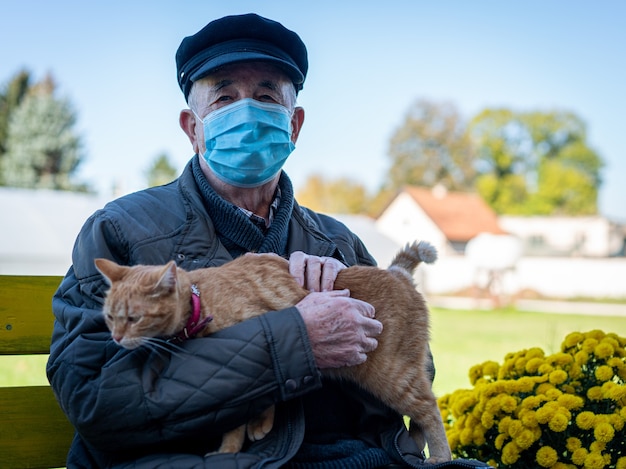 Oudere man met de kat van de maskerholding