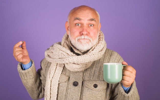 Foto oudere man neemt medicijnpillen met een kopje water in de hand zieke man neemt pil oudere man gebruikt