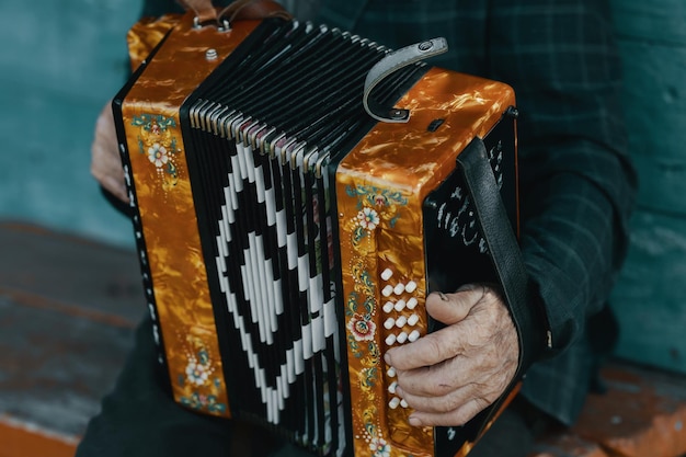Oudere man speelt een Russische accordeon close-up