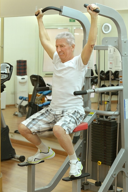 Oudere man sporten in een sportschool