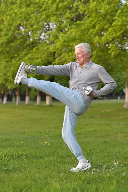 Oudere man trainen met halters