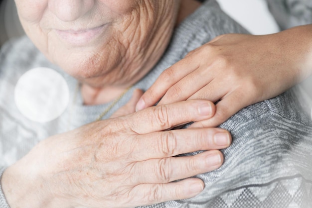 Oudere mensen met een hand op de schouder