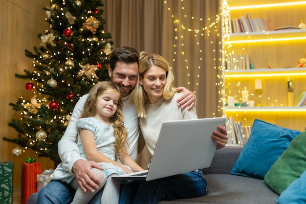 Oudere ouders leren hun kind een laptop te gebruiken om samen online te leren surfen op internet