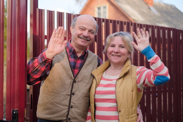 Foto oudere ouders ontmoeten hun kinderen die met de hand zwaaien