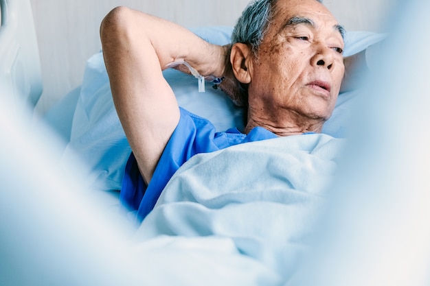 Oudere patiënten in ziekenhuisbed
