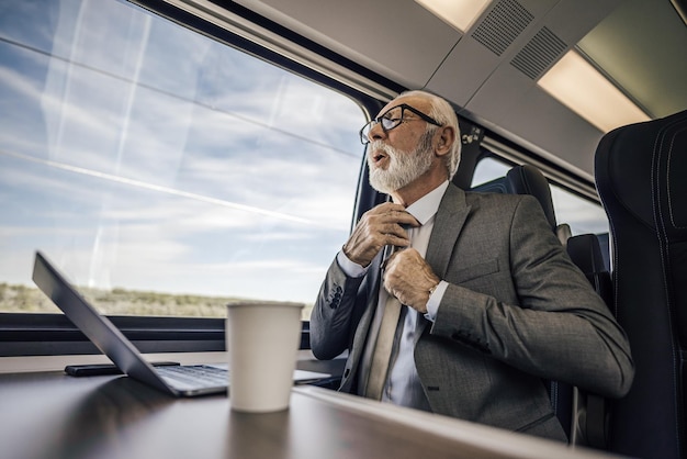 Oudere professional voelt zich ongemakkelijk in de trein met een hartaanval