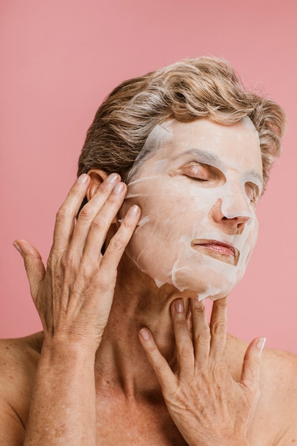 Oudere vrouw die een gezichtsmasker draagt