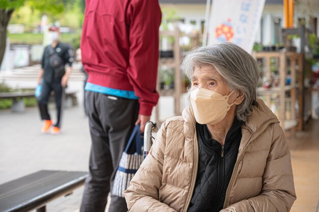 Oudere vrouw die een masker draagt