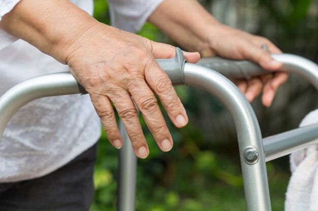 Oudere vrouw die een rollator gebruikt