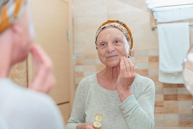 Foto oudere vrouw die haar gezicht verzorgt