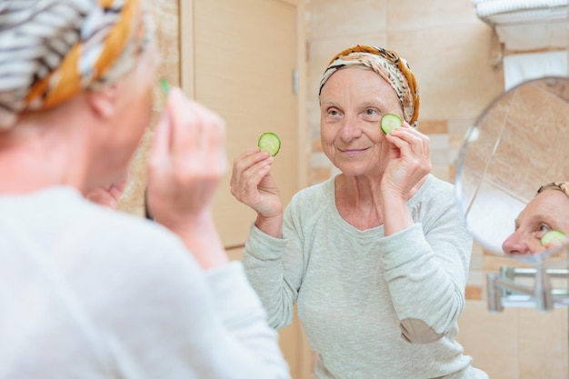 Foto oudere vrouw die haar gezicht verzorgt