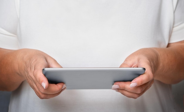 Oudere vrouw die tablet gebruikt