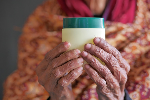 Oudere vrouw die vaseline gebruikt