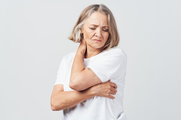 oudere vrouw gewrichtspijn gezondheidsproblemen behandeling foto van hoge kwaliteit