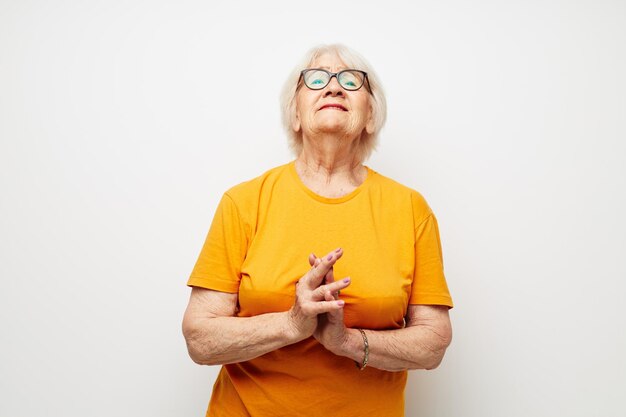 Oudere vrouw gezondheid levensstijl brillen behandeling geïsoleerde achtergrond