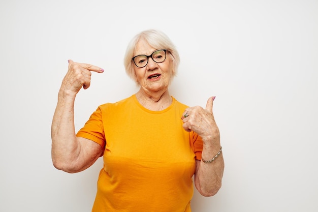 Oudere vrouw gezondheid levensstijl brillen behandeling lichte achtergrond