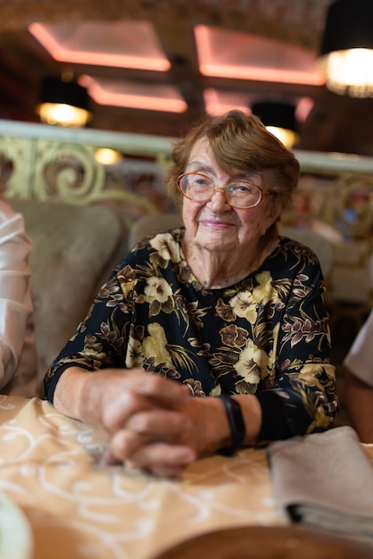 Oudere vrouw in het restaurant