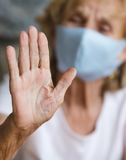 Oudere vrouw met een gezichtsmasker