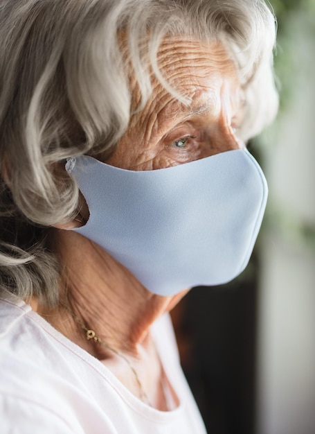 Oudere vrouw met een gezichtsmasker