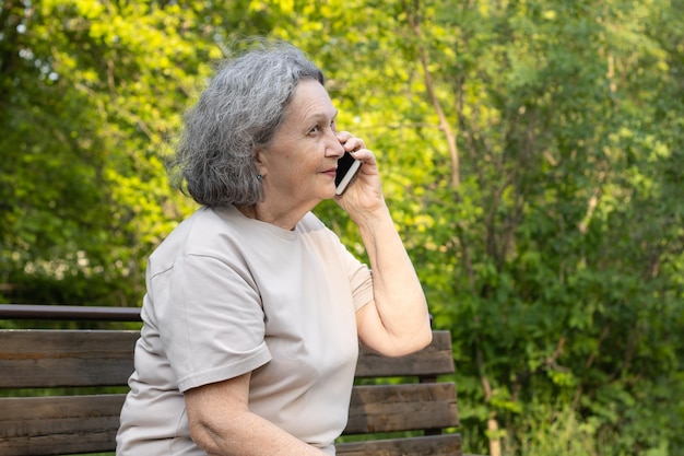 Oudere vrouw met grijs haar aan de telefoon