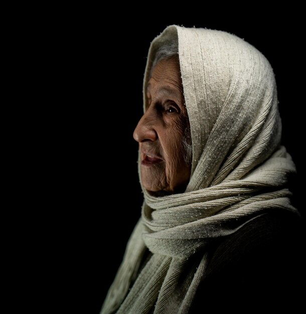 Oudere vrouw met hoofddoek studio portret foto van hoge kwaliteit