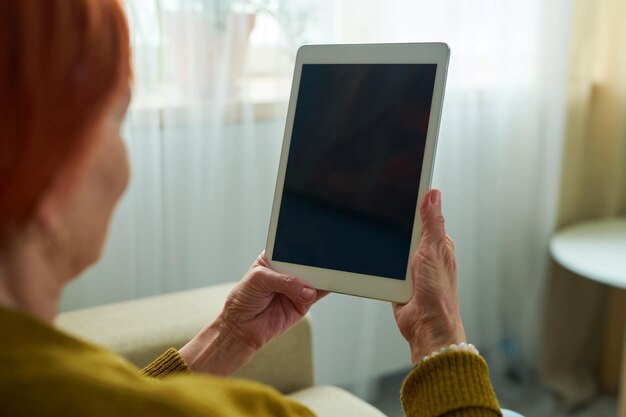 Oudere vrouw online praten op tablet pc