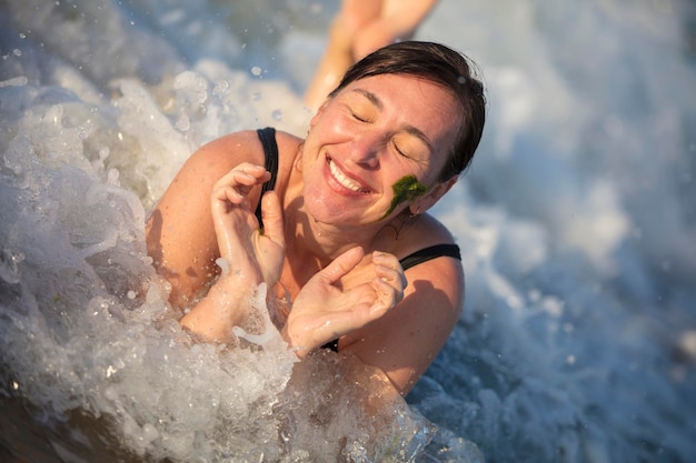 Oudere vrouw op het strand