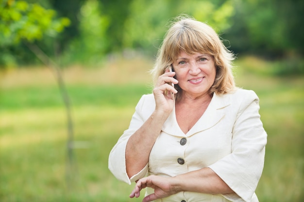 Oudere vrouw praten over de telefoon