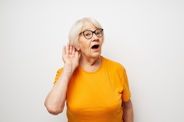 Oudere vrouw visie problemen met glazen geïsoleerde achtergrond