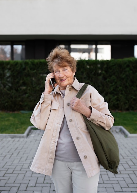 Oudere vrouw wandelen in de stad