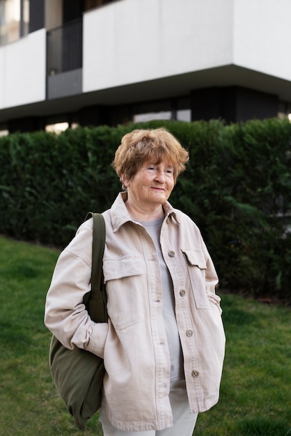 Foto oudere vrouw wandelen in de stad