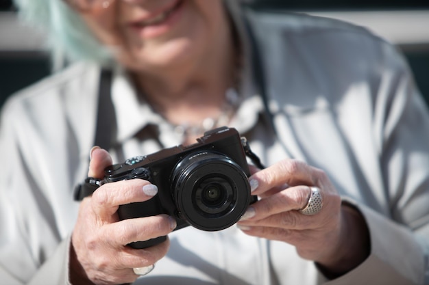 Oudere vrouw39s handen met een digitale camera buitenshuis